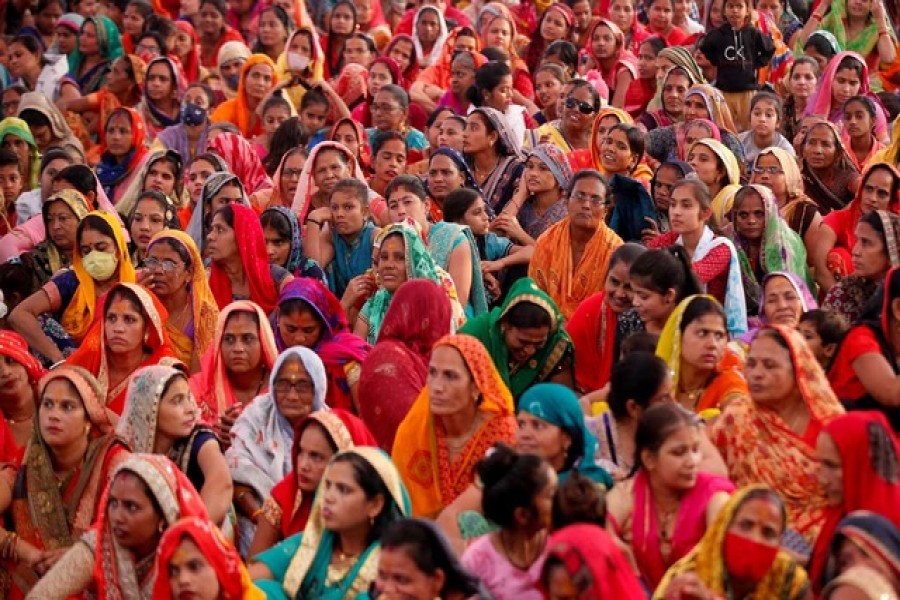 Hindu devotees attend a religious gathering during the ongoing coronavirus disease (COVID-19) pandemic, in Ahmedabad, India, Jan 3, 2022. REUTERS/Amit Dave/File