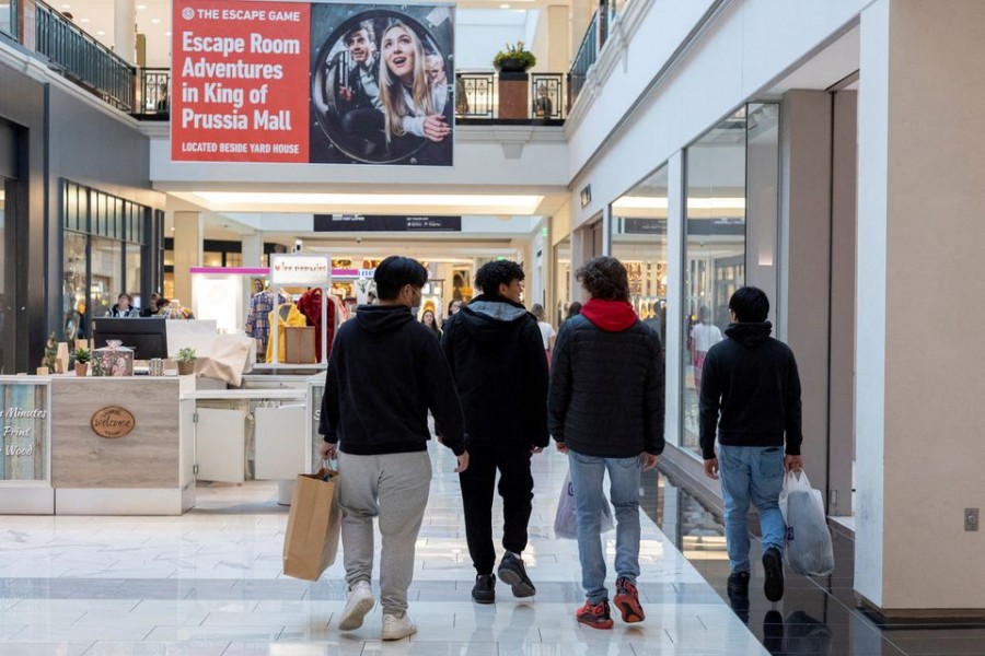 Early holiday shopping hammers US retail sales