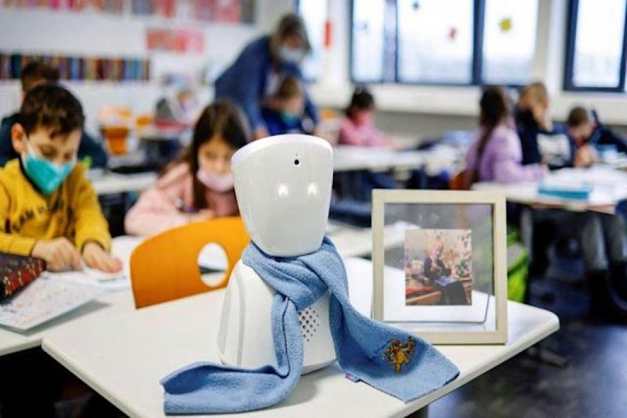 Robot goes to school for ill German boy!