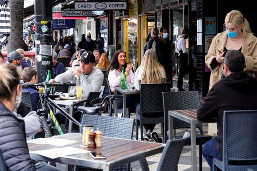 Diners eat outside St Kilda's Rococo restaurant on the second day of eased coronavirus disease (COVID-19) regulations, following a lockdown to curb an outbreak, in Melbourne, Australia, Oct 23, 2021 – Reuters/Sandra Sanders