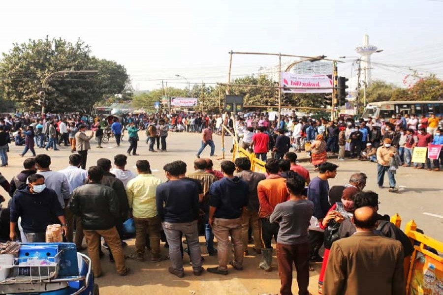 Govt job seekers block city roads demanding extension of age limit