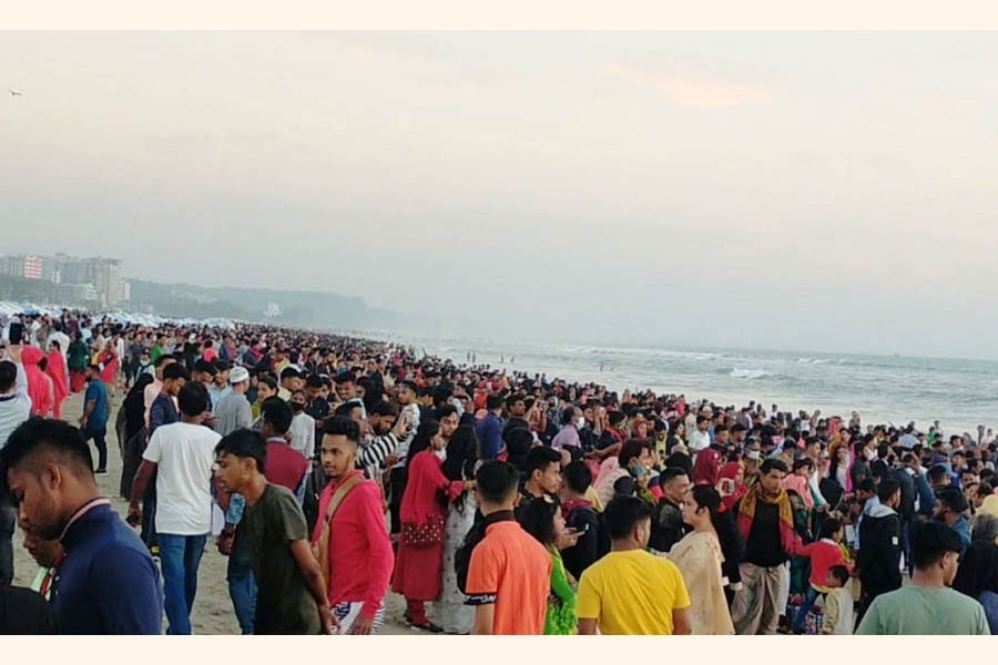 Tourists without face masks crowd the Cox's Bazar sea beach — FE Photo