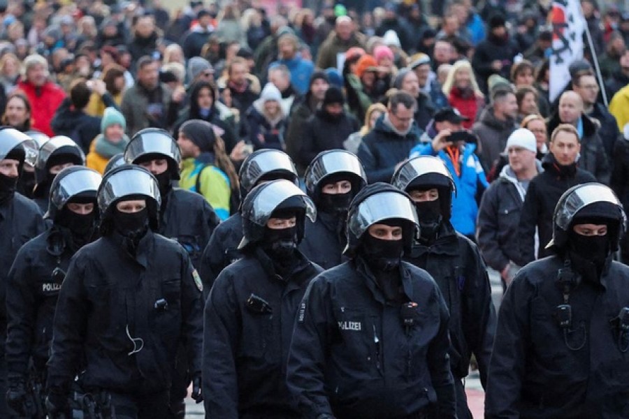 German riot police officers march during a demonstration against government measures to curb the spread of the coronavirus disease (COVID-19) in Magdeburg, Germany, January 8, 2022 – Reuters/Christian Mang/File Photo