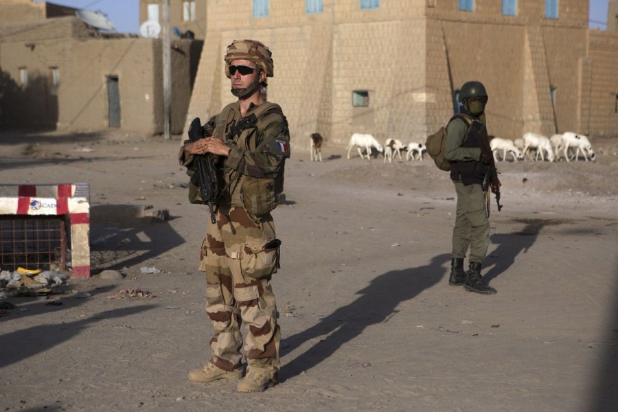 A French soldier from Operation Barkhane patrols with his Malian counterpart in Timbuktu, file. REUTERS/Joe Penney