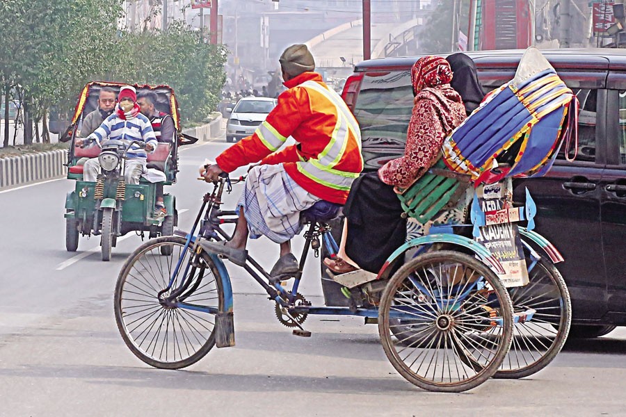 Despite a High Court ban, battery-run rickshaws and easy bikes are plying roads and highways across the country illegally, leading to frequent accidents. The photo was taken from Kalshi Road at Pallabi in Dhaka's Mirpur area on Thursday — FE photo