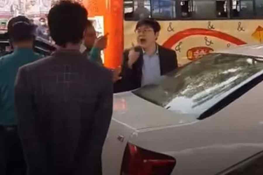 Chinese man ‘apologised’ after throwing money at traffic policemen