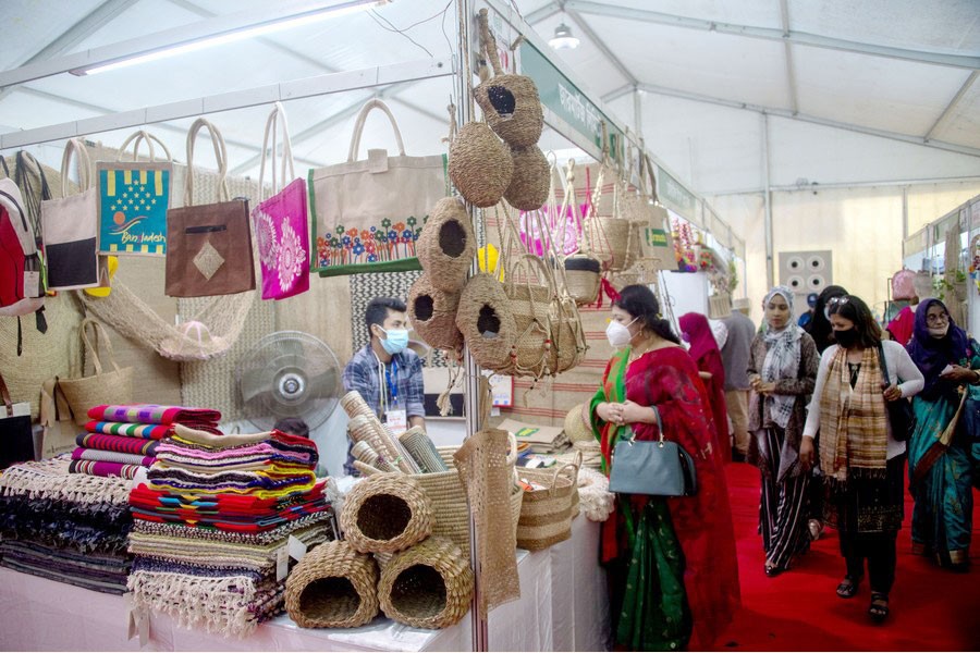 People visit Bangladesh's National Small and Medium Enterprise (SME) Fair in Dhaka on December 5, 2021. 	—Xinhua Photo