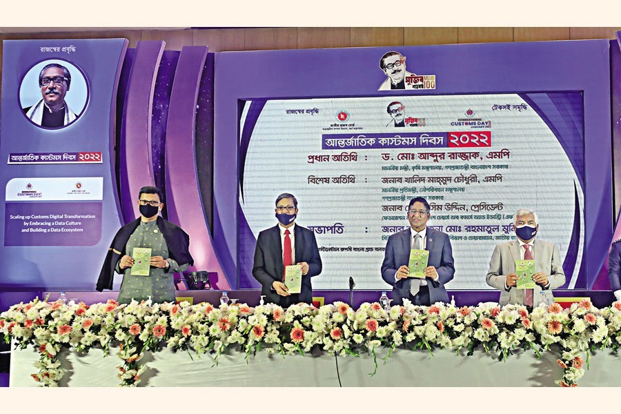 Agriculture Minister Dr Muhammad Abdur Razzaque, State Minister for Shipping Khalid Mahmud Choudhury, Federation of Bangladesh Chambers of Commerce and Industry (FBCCI) President Md Jashim Uddin, National Board of Revenue (NBR) Chairman Abu Hena Md Rahmatul Muneem unveil the cover of a book on the sidelines of a seminar organised at a city hotel on Wednesday on the occasion of the International Customs Day-2022. — FE photo