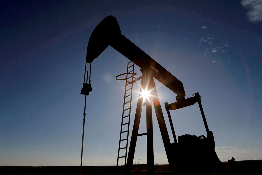 The sun is seen behind a crude oil pump jack in the Permian Basin in Loving County, Texas, US, November 22, 2019 – Reuters/Angus Mordant/File Photo