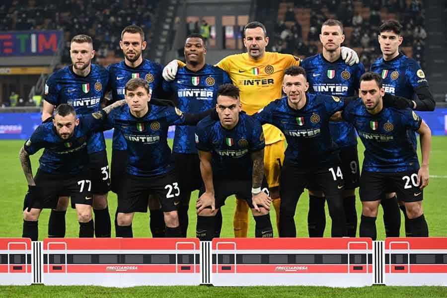 Football - Italian Super Cup Final - Inter Milan v Juventus - San Siro, Milan, Italy - January 12, 2022 Inter Milan players pose for a team group photo before the match – Reuters/Alberto Lingria