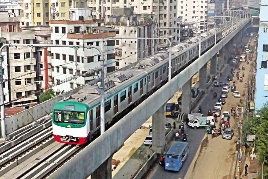 A metro rail train running on the viaduct during its performance trial from Uttara's Diabari to Agargaon — FE file photo