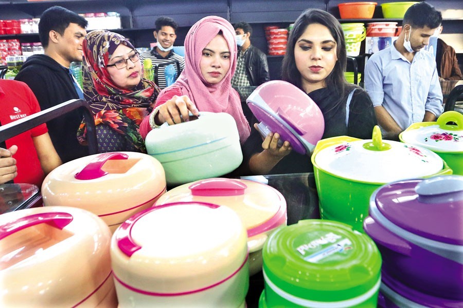 The 26th edition of the Dhaka International Trade Fair drew a large crowd, especially the women, on Monday as the entrepreneurs offered various discounts on the concluding day of the month-long fair held at Purbachal, on the outskirts of the capital — FE photo by KAZ Sumon