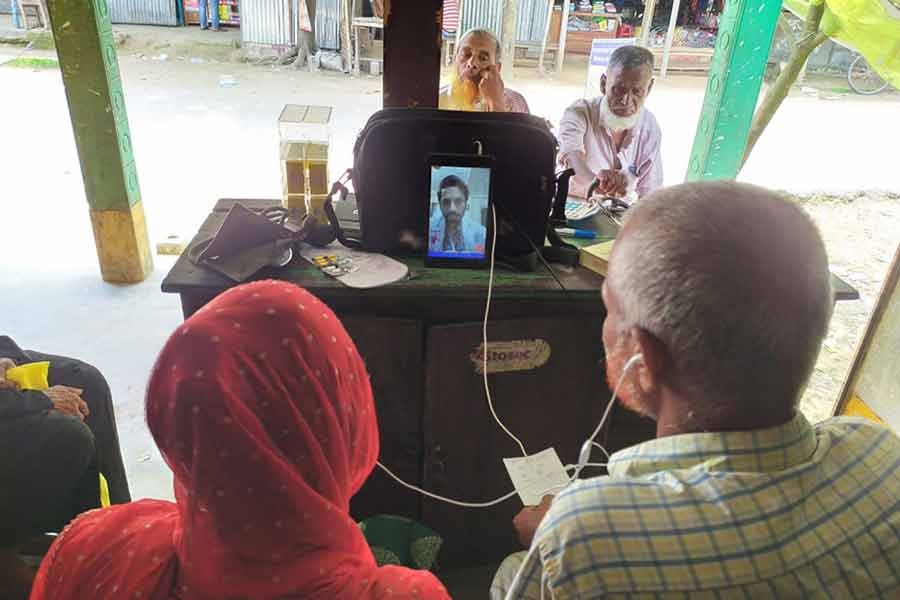 Doctor Dekhao serving patients online