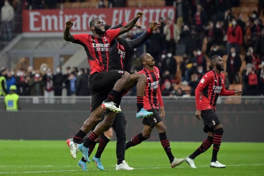 Soccer Football - Coppa Italia - Quarter Final - AC Milan v Lazio - San Siro, Milan, Italy - February 9, 2022 AC Milan's Franck Kessie, Rafael Leao and teammates celebrate in front of their fans after the match –Reuters/Alberto Lingria