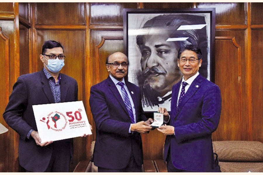 Japanese Ambassador to Bangladesh ITO Naoki hands over commemorative coins to Bangladesh Bank Governor Fazle Kabir during the former’s visit to the central bank in Dhaka on Thursday