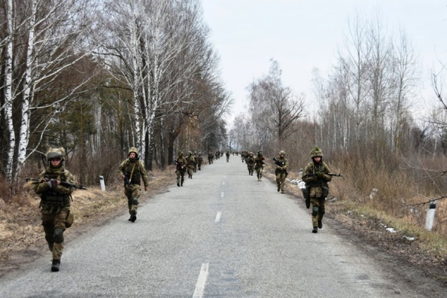 Service members of the Ukrainian Air Assault Forces take part in tactical drills at a training ground in an unknown location in Ukraine, in this handout picture released Feb 18, 2022. Press Service of the Ukrainian Air Assault Forces/ REUTERS