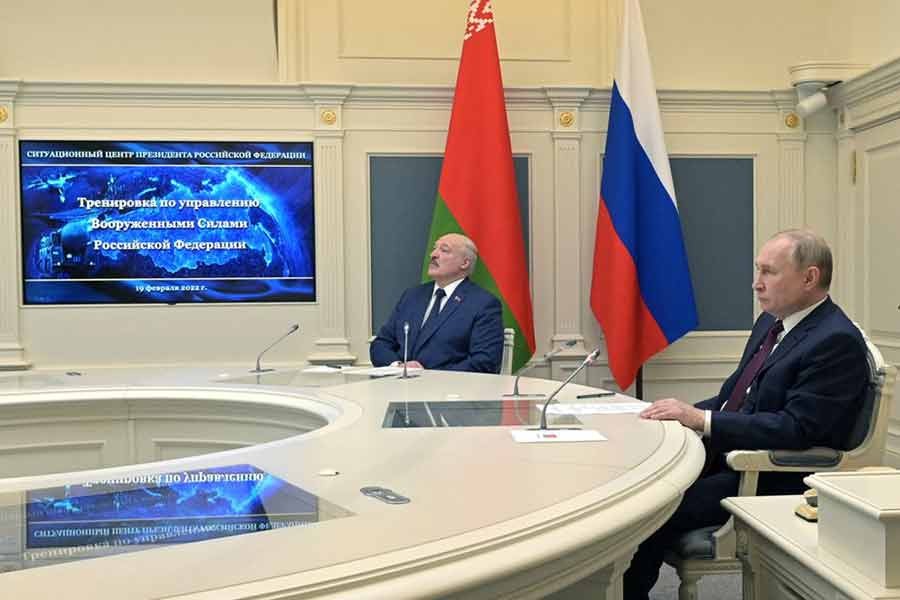 Russian President Vladimir Putin and Belarusian President Alexander Lukashenko observed training launches of ballistic missiles as part of the exercise of the strategic deterrence force, in Moscow of Russia on Saturday. The photo was collected from Reuters.