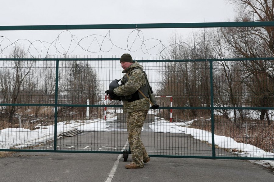 A member of the Ukrainian State Border Guard Service keeps watch at the Kliusy checkpoint near the frontier with Russia in the Chernihiv region, Ukraine on February 16, 2022 — Reuters photo