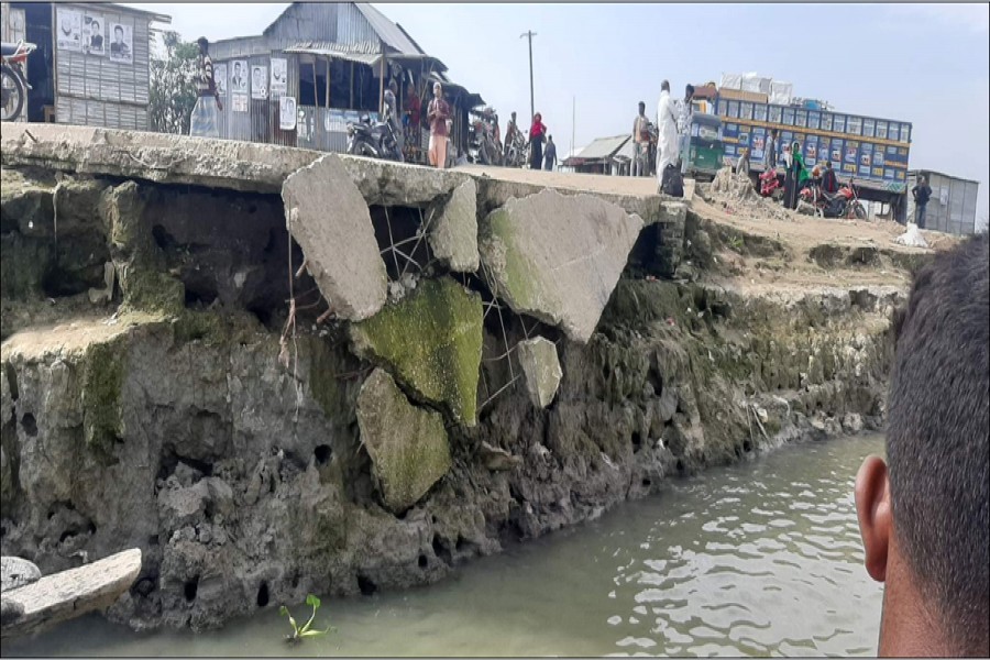 A view of the Dhanu River wreaking erosion havoc in Khaliajuri upazila of Netrakona district — FE Photo