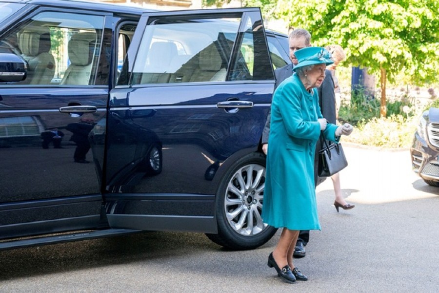 Britain's Queen Elizabeth leaves a hybrid-electric Range Rover as she arrives for a visit at the Edinburgh Climate Change Institute at the University of Edinburgh, as part of her traditional trip to Scotland for Holyrood Week, in Edinburgh, Scotland, Britain July 1, 2021. Reuters