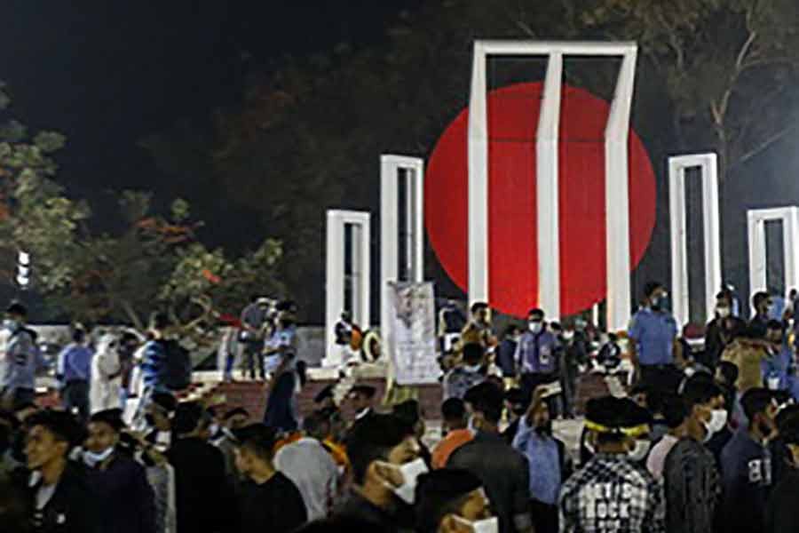 People flocking to Shaheed Minar, other memorials across country