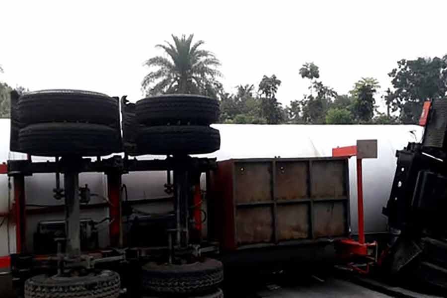 Fuel tanker tips over on highway in Kushtia, technical team fears explosion