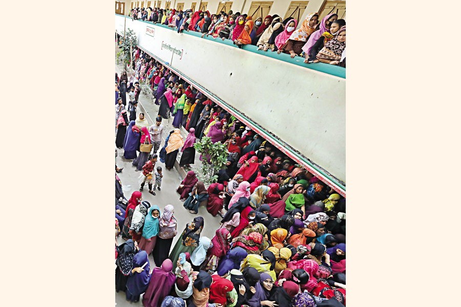 A large number of people gather at Delpara High School in Narayanganj to get Covid-19 vaccine shots on Friday, a day before the 'Nationwide 10 million vaccination drive' today — FE photo