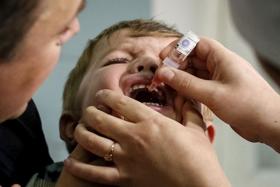 A boy receives polio vaccine drops at a clinic in Kiev, Ukraine, October 21, 2015. REUTERS/Gleb Garanich/File Photo