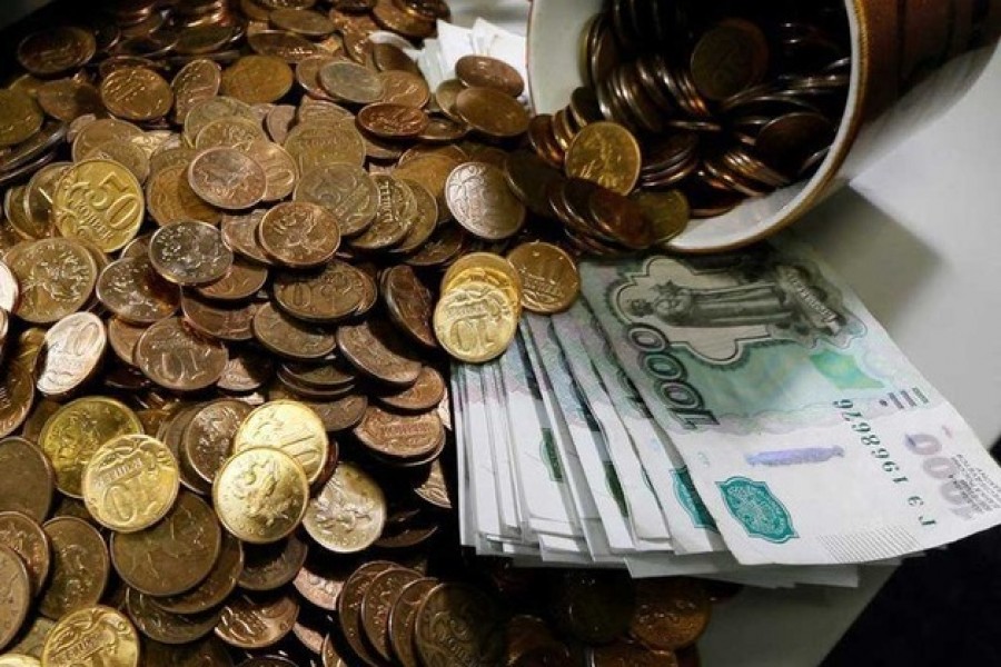 Rouble heads back towards record lows, living standards exposed