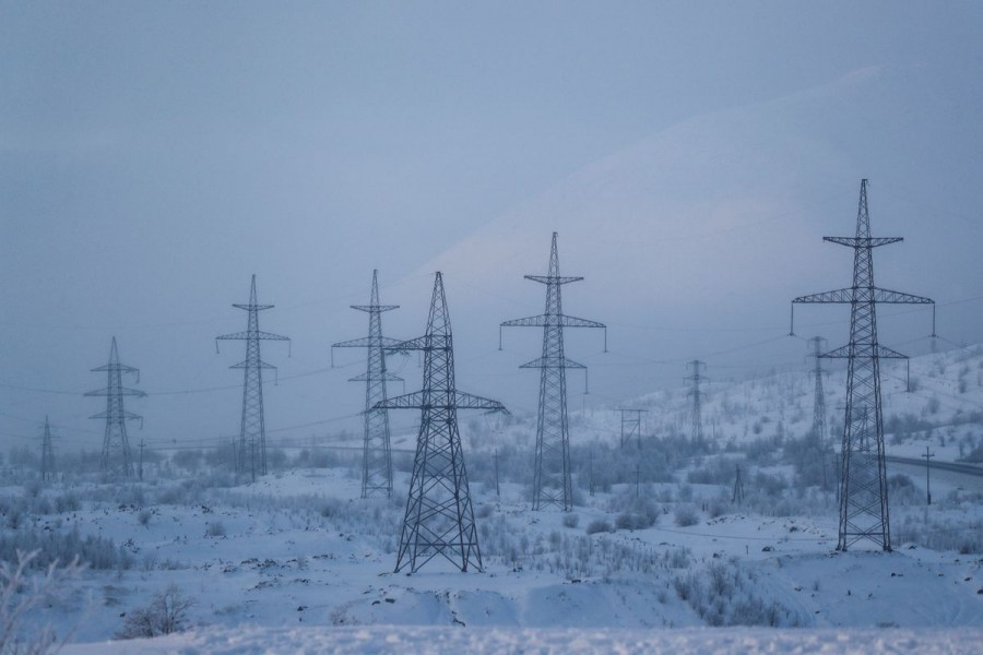 Power transmission lines are seen on a frosty day outside the town of Monchegorsk in Murmansk region, Russia October 31, 2019. REUTERS/Maxim Shemetov