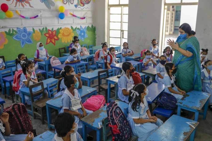 Teachers instruct students on health rules at Viqarunnisa Noon School and College in Dhaka after the resumption of in-person classes amid the coronavirus pandemic on Sunday, Sept 12, 2021. Photo: Kazi Salahuddin RazuTeachers instruct students on health rules at Viqarunnisa Noon School and College in Dhaka after the resumption of in-person classes amid the coronavirus pandemic on Sunday, Sept 12, 2021. Photo: Kazi Salahuddin Razu/bdnews24.com