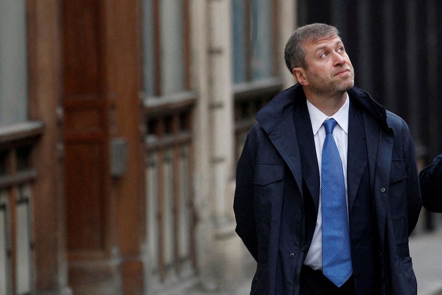 Chelsea Football Club owner Roman Abramovich walks past the High Court in London on November 16, 2011 — Reuters/Files