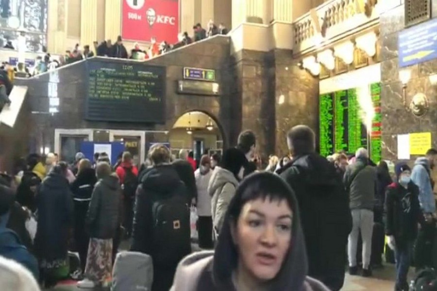 Thousands of refugees at Kyiv railway station trying to flee the country, photo from BBC website