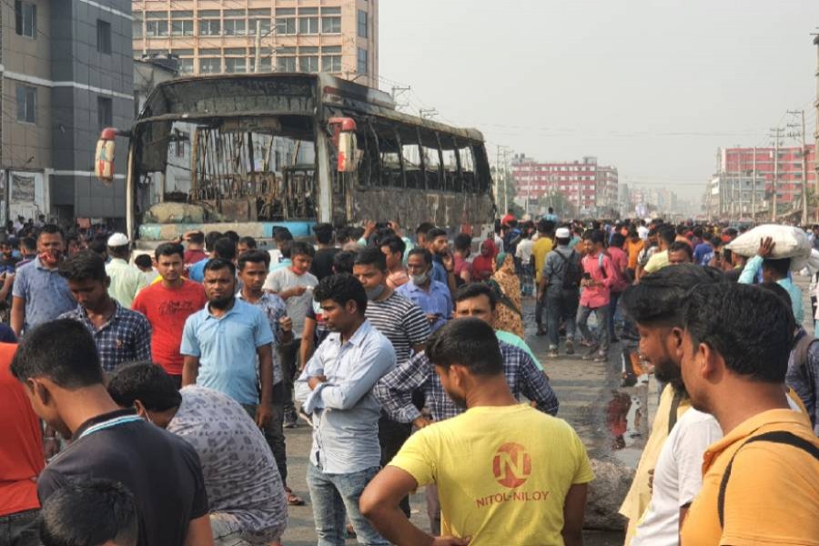 RMG workers on rampage after bus injures one fellow in Gazipur 