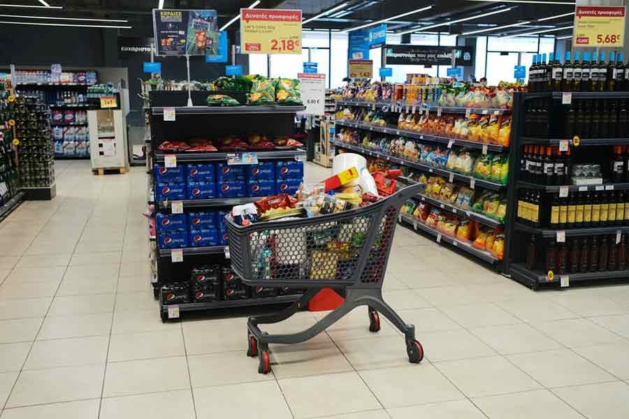 Greek supermarkets limit flour, sunflower oil purchases