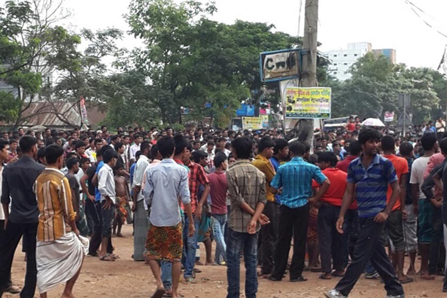 RMG workers block Dhaka-Narayanganj road demanding dues