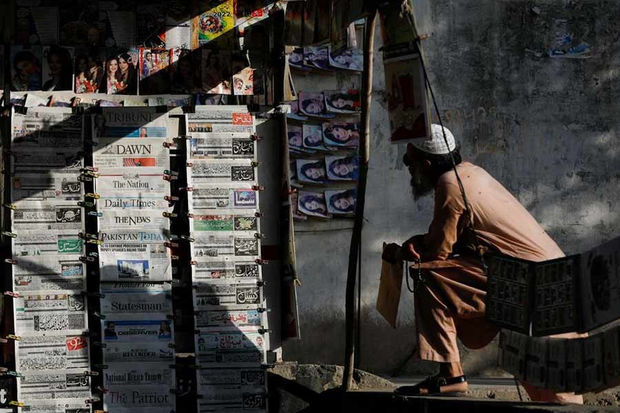 A man reading newspapers from a makeshift stall in Islamabad of Pakistan on Tuesday –Reuters photo