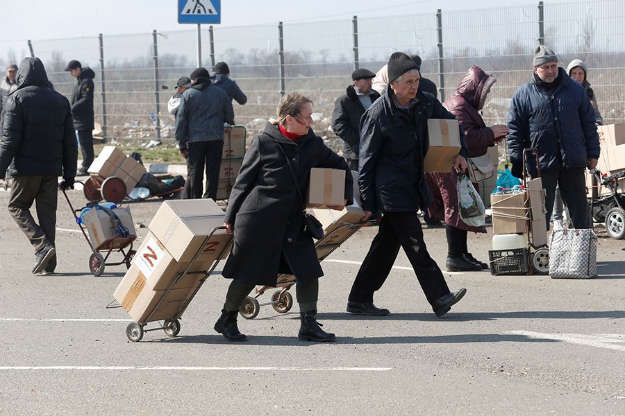 People transport boxes with humanitarian aid in the course of Ukraine-Russia conflict in the southern port city of Mariupol, Ukraine on April 5, 2022 — Reuters photo