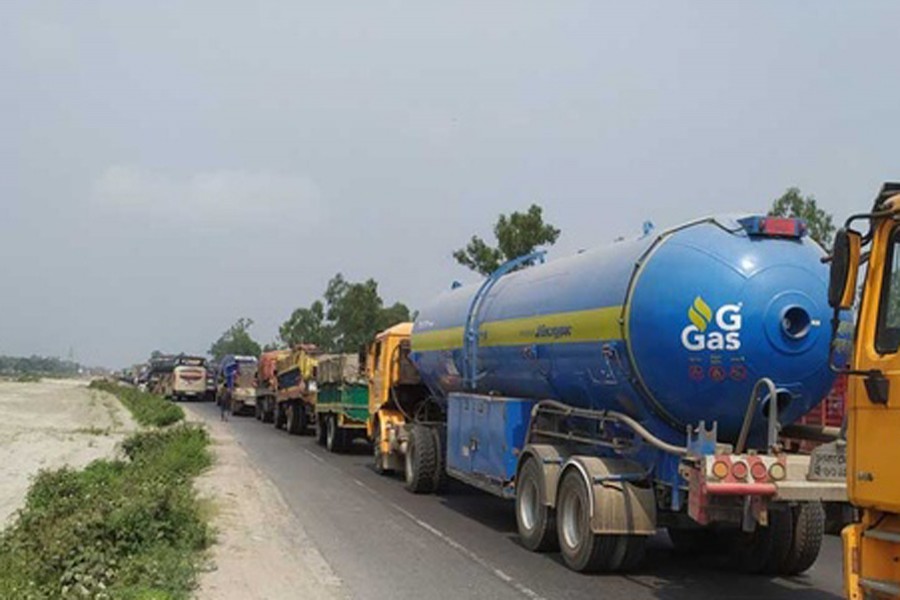 Truck breakdown lead to 15-km-long tailback on Sirajganj highway