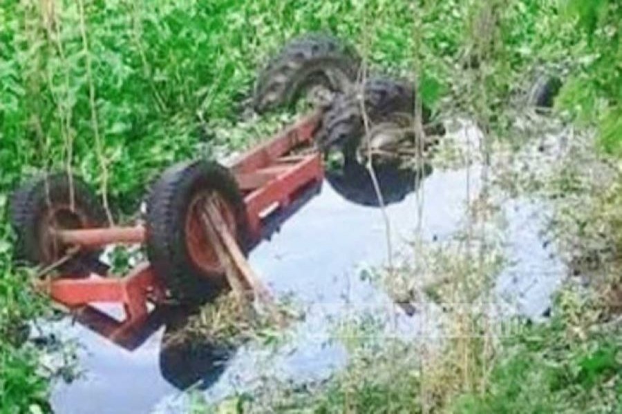 Three killed as tractor plunges into ditch in Cumilla