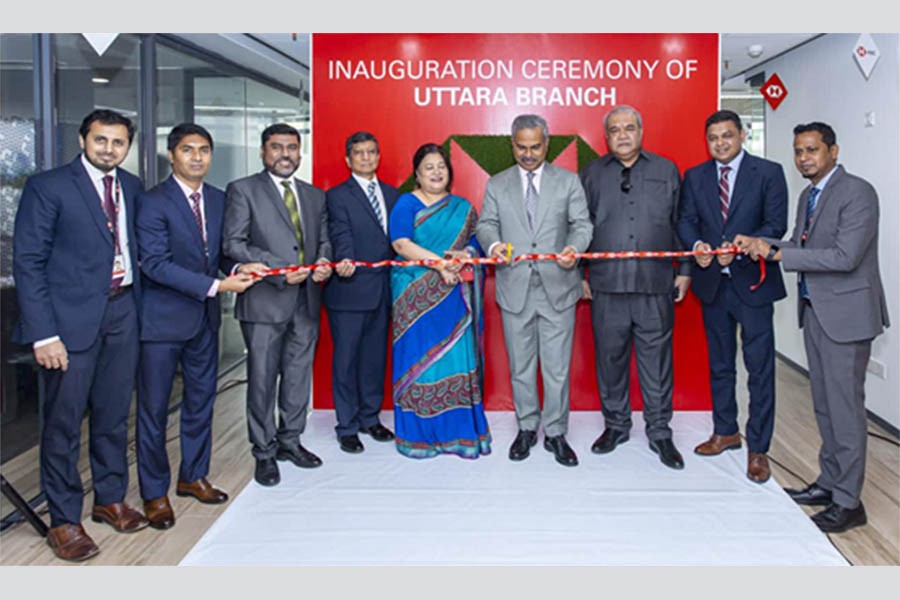 Faruque Hassan, President of Bangladesh Garment Manufacturers and Exporters Association (BGMEA) and Rupali Chowdhury, Managing Director of Berger Paints Bangladesh Ltd. cutting the inauguration ribbon with presence of Bahsar M Tareq, Acting CEO, HSBC Bangladesh; Ahmed Saiful Islam, Country Head of Wealth & Personal Banking, HSBC Bangladesh, other senior officials and longstanding HSBC customers at the inauguration ceremony of HSBC’s newly relocated Uttara Branch at Giant Business Tower, Sector 3, Uttara, Dhaka.