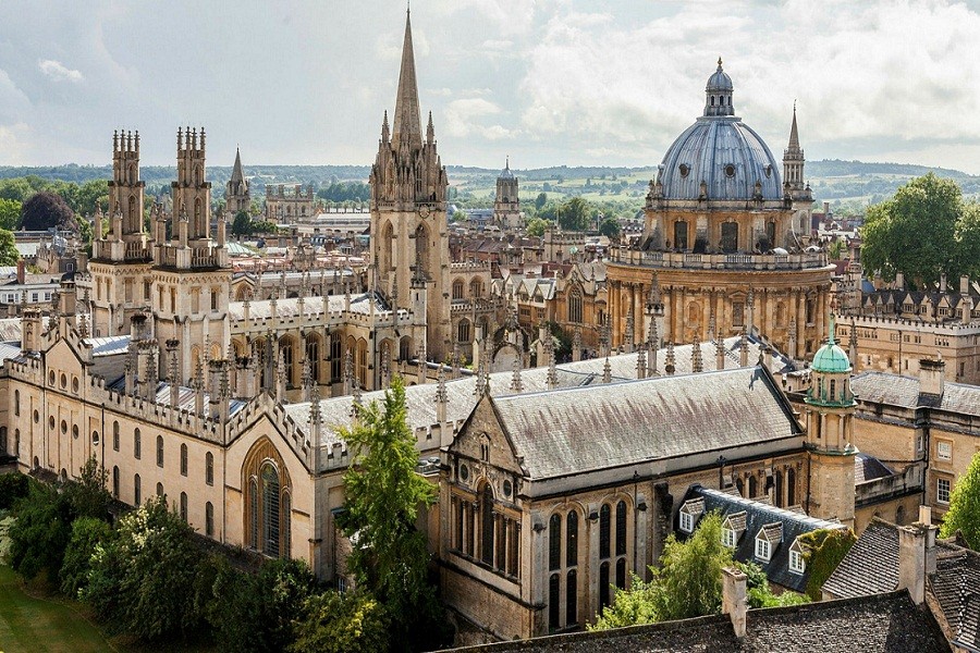 Diploma programmes for female students at Oxford University, £10,000 Tuition Waiver