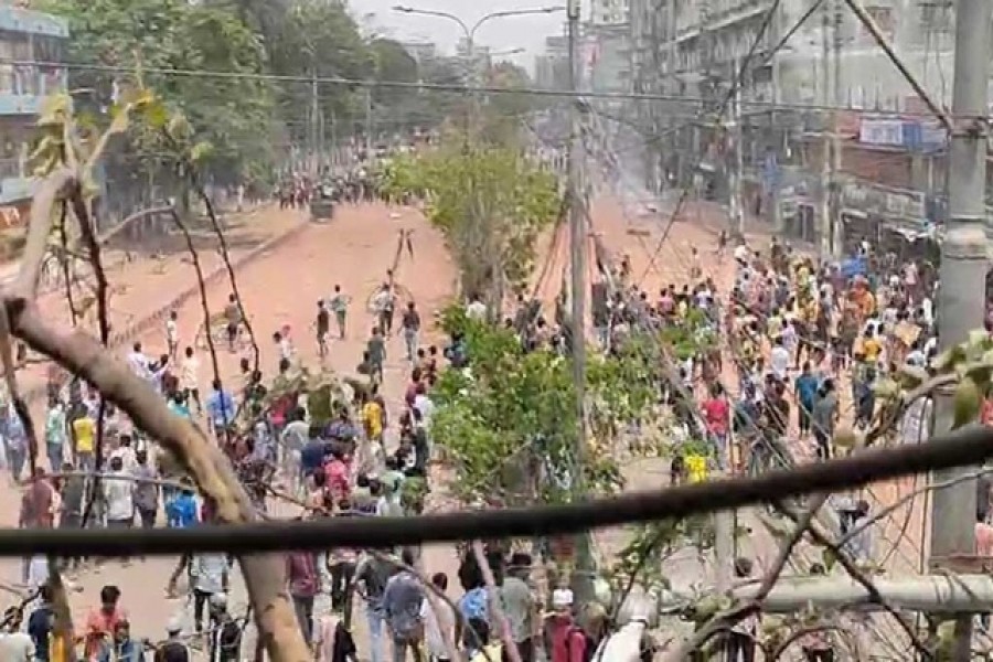 Dhaka College students, New Market shopkeepers clash again