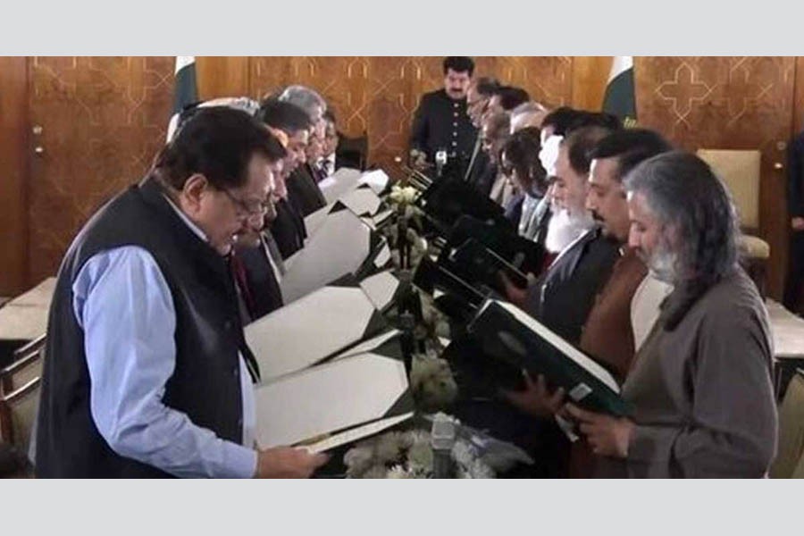 Pakistan's new cabinet sworn in