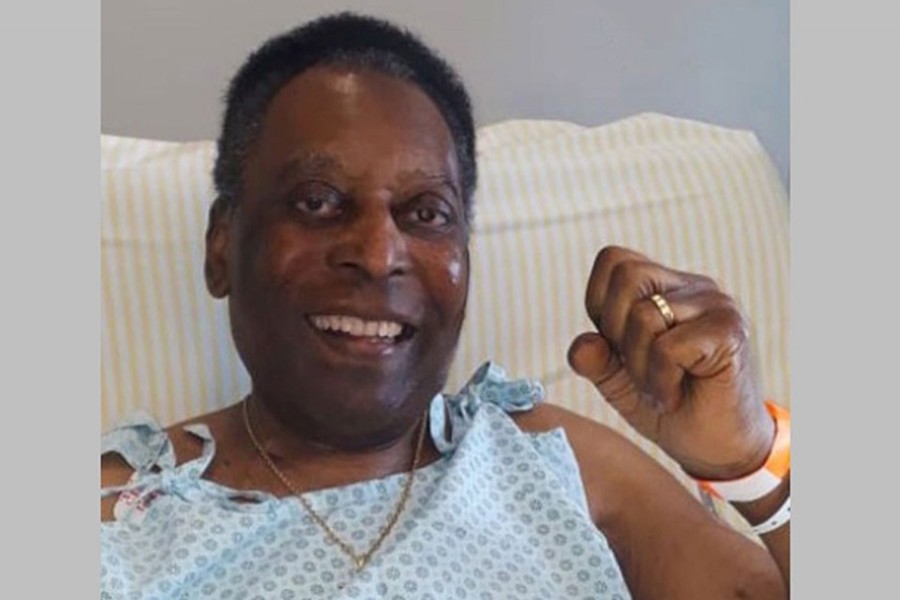 Pele back in hospital as tumour treatment continues