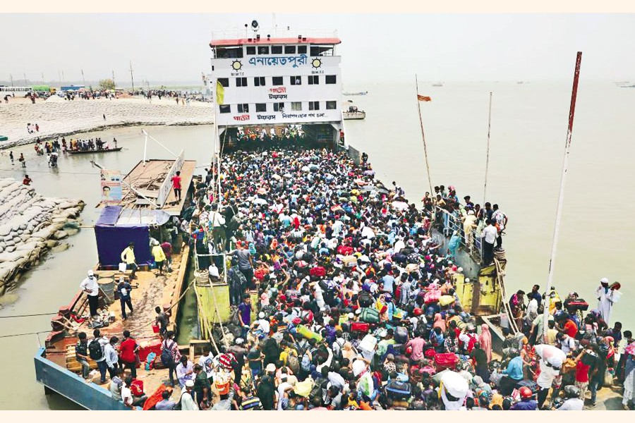 People jostle to board a ferry to go home for the Eid al-Fitr festival in Munshiganj on the outskirts of Dhaka, Bangladesh, on May 8, 2021 	—Xinhua Photo