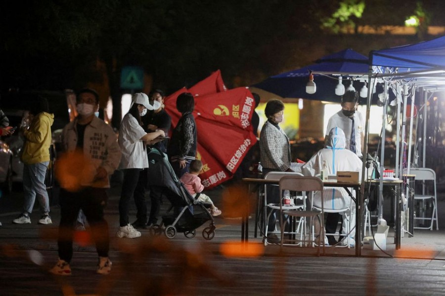 Residents line up at a makeshift nucleic acid testing site during a mass testing for the coronavirus disease (COVID-19) following an outbreak, in Beijing, China April 23, 2022. REUTERS/Tingshu Wang