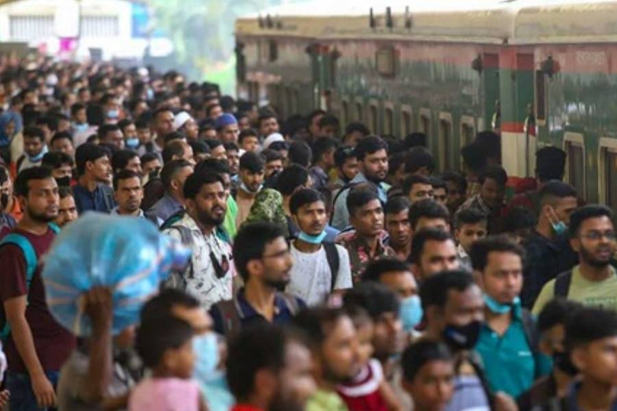 As Eid exodus picks up steam, three trains run late at Dhaka's Kamalapur