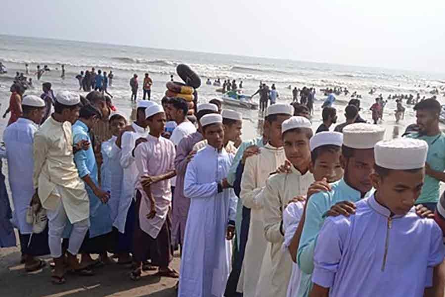 Hundreds of Rohingya refugees visit Cox’s Bazar beach a day after Eid