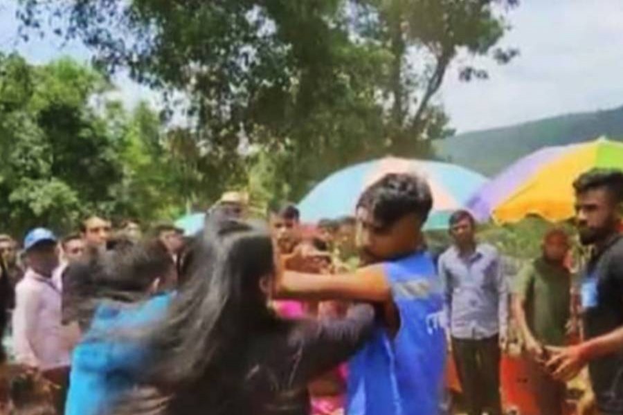 Volunteers assault tourists at Jaflong, two arrested 